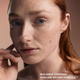 OGB Miracle Skin Tint Fair: model met rood haar en de voordelen van de skin tint