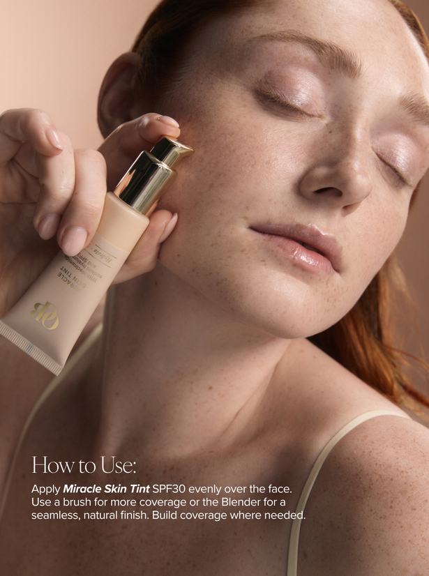 OGB Miracle Skin Tint Fair: model brengt de skin tint aan met gebruiksinstructies