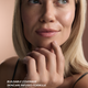 OGB Miracle Skin Tint Light: blond model met de voordelen van de skin tint