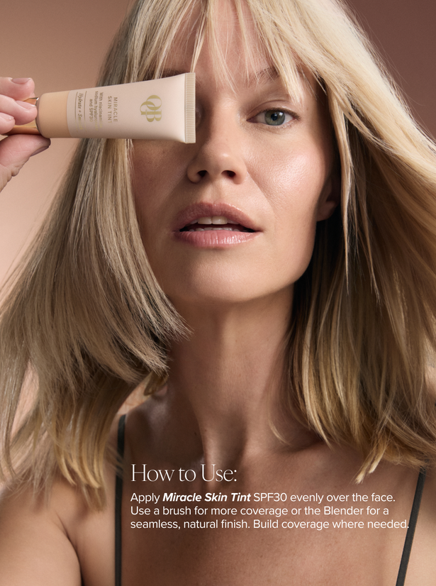 OGB Miracle Skin Tint Light: blond model brengt de skin tint aan met gebruiksinstructies