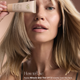 OGB Miracle Skin Tint Light: blond model brengt de skin tint aan met gebruiksinstructies