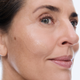 OGB Miracle Skin Tint Medium: close-up van een model op leeftijd met de skin tint op