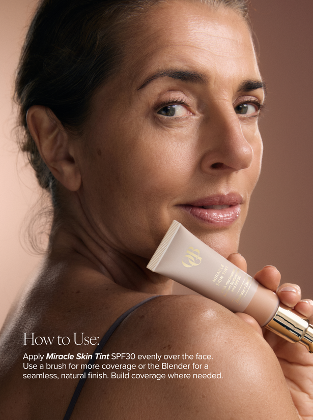 OGB Miracle Skin Tint Medium: model op leeftijd brengt de skin tint aan met gebruiksinstructies