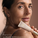 OGB Miracle Skin Tint Medium: model op leeftijd brengt de skin tint aan met gebruiksinstructies