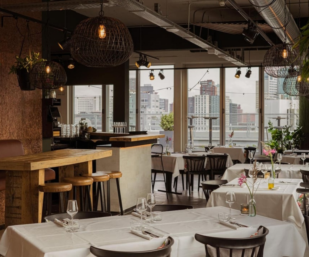 [SKY HIGH] op deze dakterrassen in Rotterdam wil je een avond doorbrengen