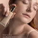 OGB Miracle Skin Tint Fair: model brengt de skin tint aan met gebruiksinstructies
