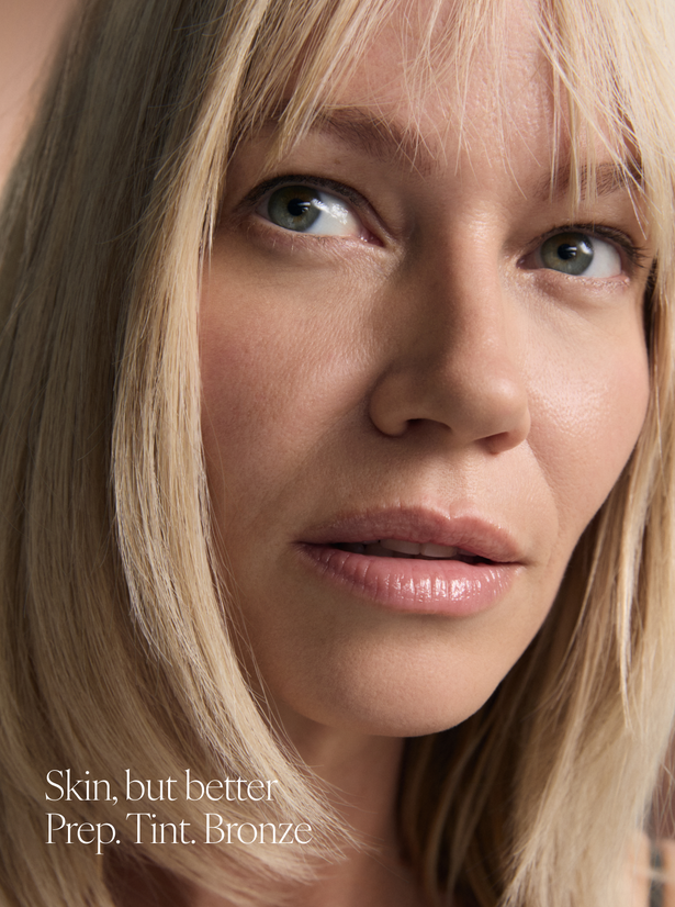OGB Miracle Skin Tint Light: blond model met de skin tint op