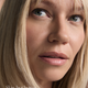 OGB Miracle Skin Tint Light: blond model met de skin tint op