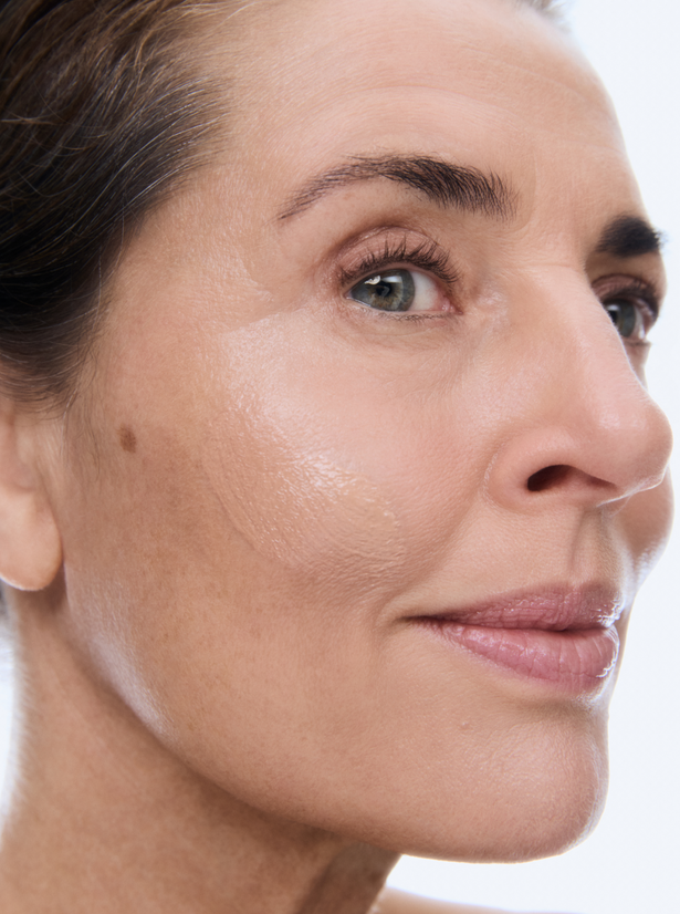 OGB Miracle Skin Tint Medium: close-up van een model op leeftijd met de skin tint op